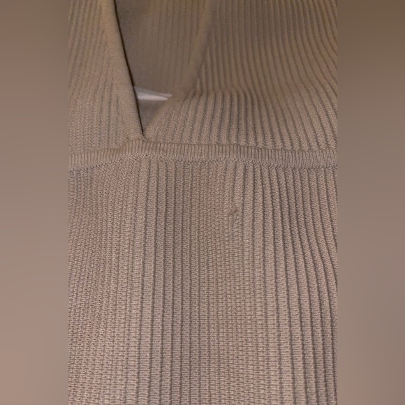 Aritzia babaton sculpt knit deep v - matte pearl size large - Picture 5 of 5